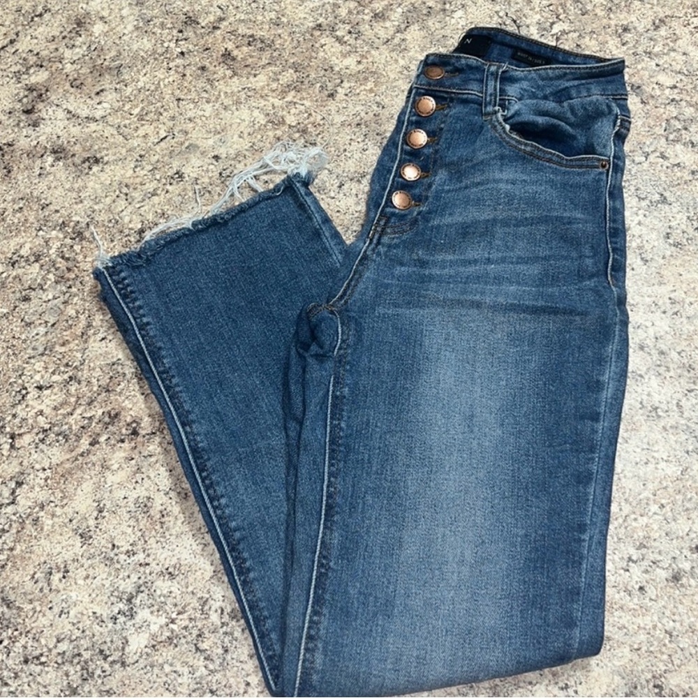 Risen Jeans
High rise button fly risen straight leg denim